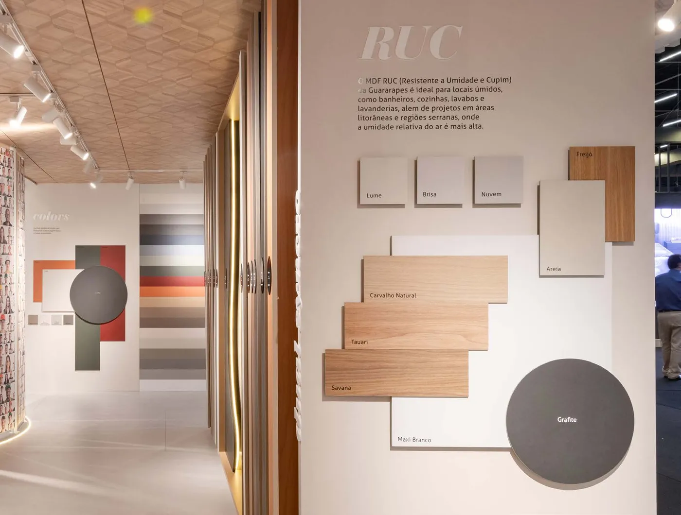 Amostras de padrões de MDF expostas no showroom