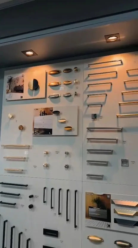 Parede de puxadores e perfis no showroom da Orletti